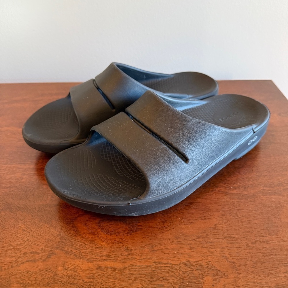 OOFOS Men’s Black Slide Sandals Recovery Shoes Size 8